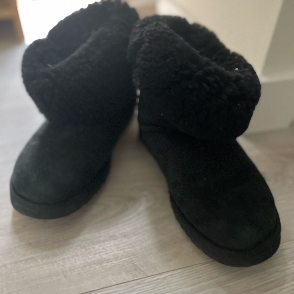 UGG Black can be worn as Short or regular sz 37